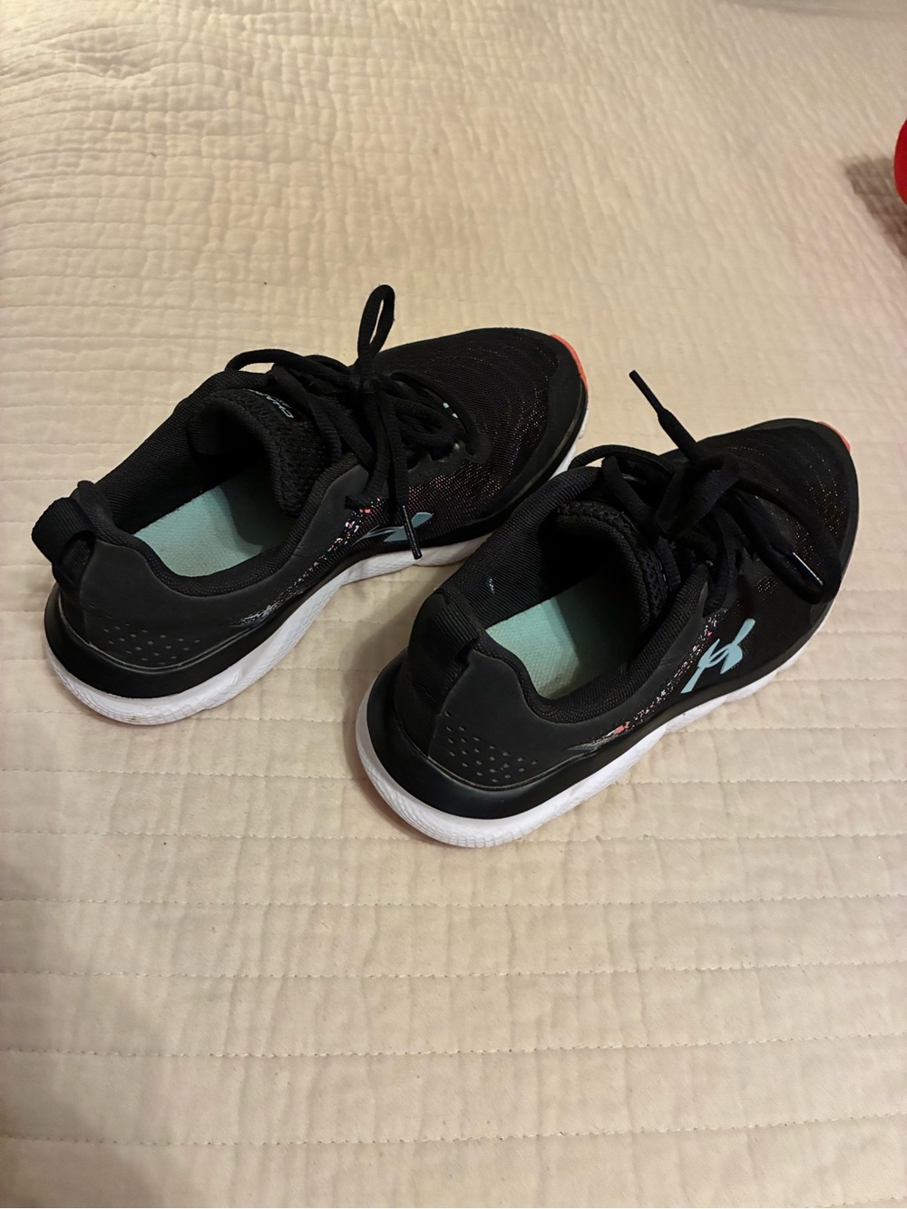 Under Armour Charged Assert Size 7.5 with Mint Insole and Splatter Side